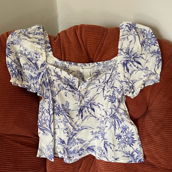 H&M Tops - NWT puff sleeve top